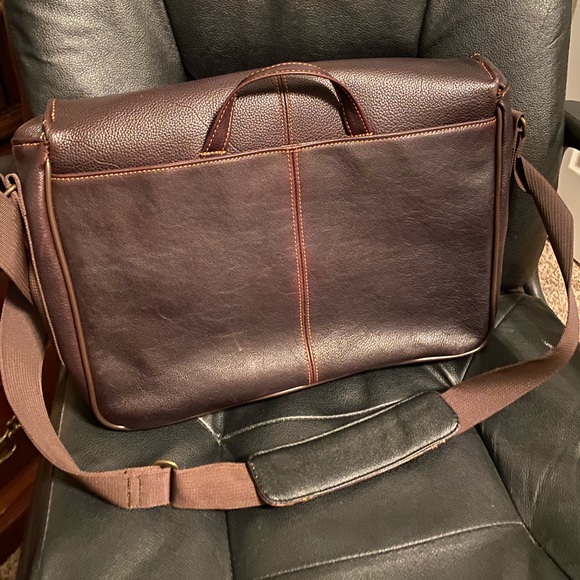 Wilson’s leather shoulder bag